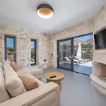 Luxury Stone Aris, Ideally Located Just A 5-minute Walk From Restaurants And Shops 빌라