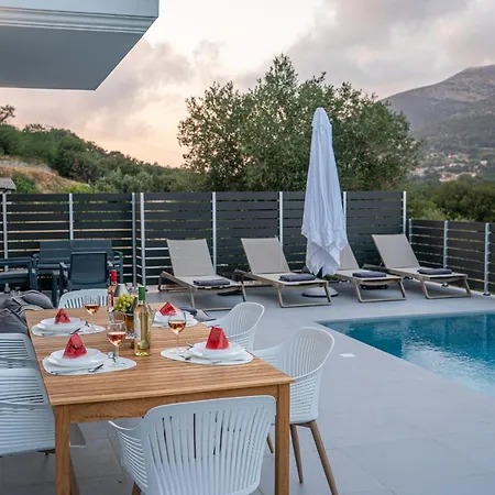 빌라 Luxury Stone Aris, Ideally Located Just A 5-minute Walk From Restaurants And Shops