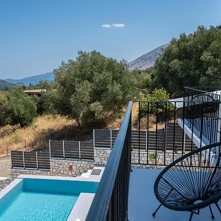 Luxury Stone Aris, Ideally Located Just A 5-minute Walk From Restaurants And Shops *