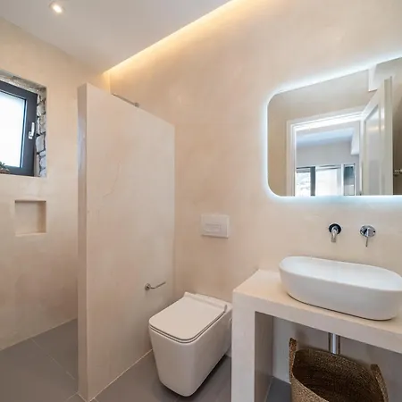 Luxury Stone Aris, Ideally Located Just A 5-minute Walk From Restaurants And Shops * Διβαράτα