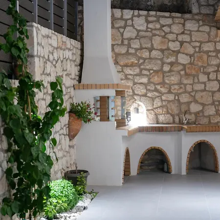 Luxury Stone Aris, Ideally Located Just A 5-minute Walk From Restaurants And Shops