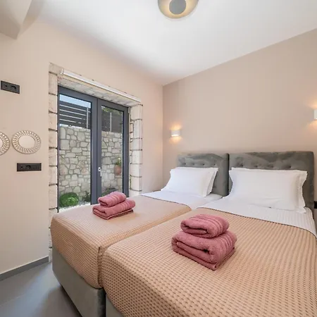 Luxury Stone Aris, Ideally Located Just A 5-minute Walk From Restaurants And Shops Divarata